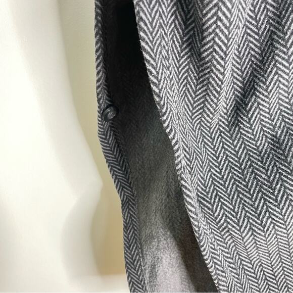 L.L. Bean Women’s Size M Gray & Black Herringbone Full Zip Fleece Poncho Jacket - Picture 5 of 10